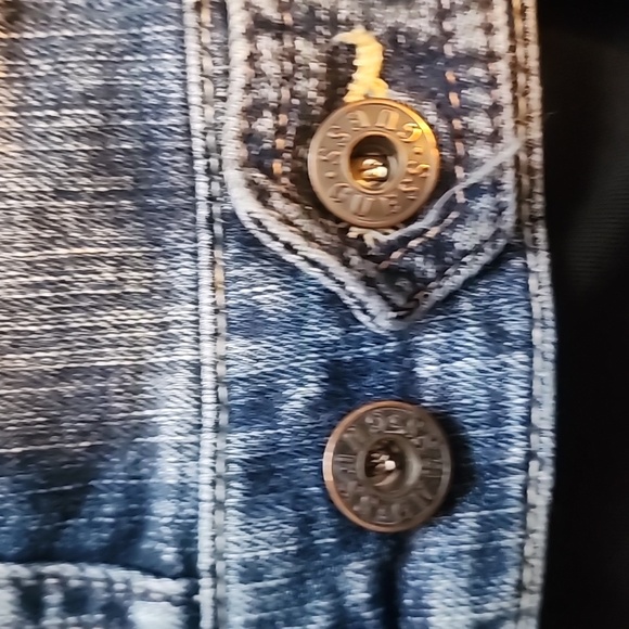 Guess Cropped Jean Jacket and Matching T-shirt. Size: L - Picture 7 of 7